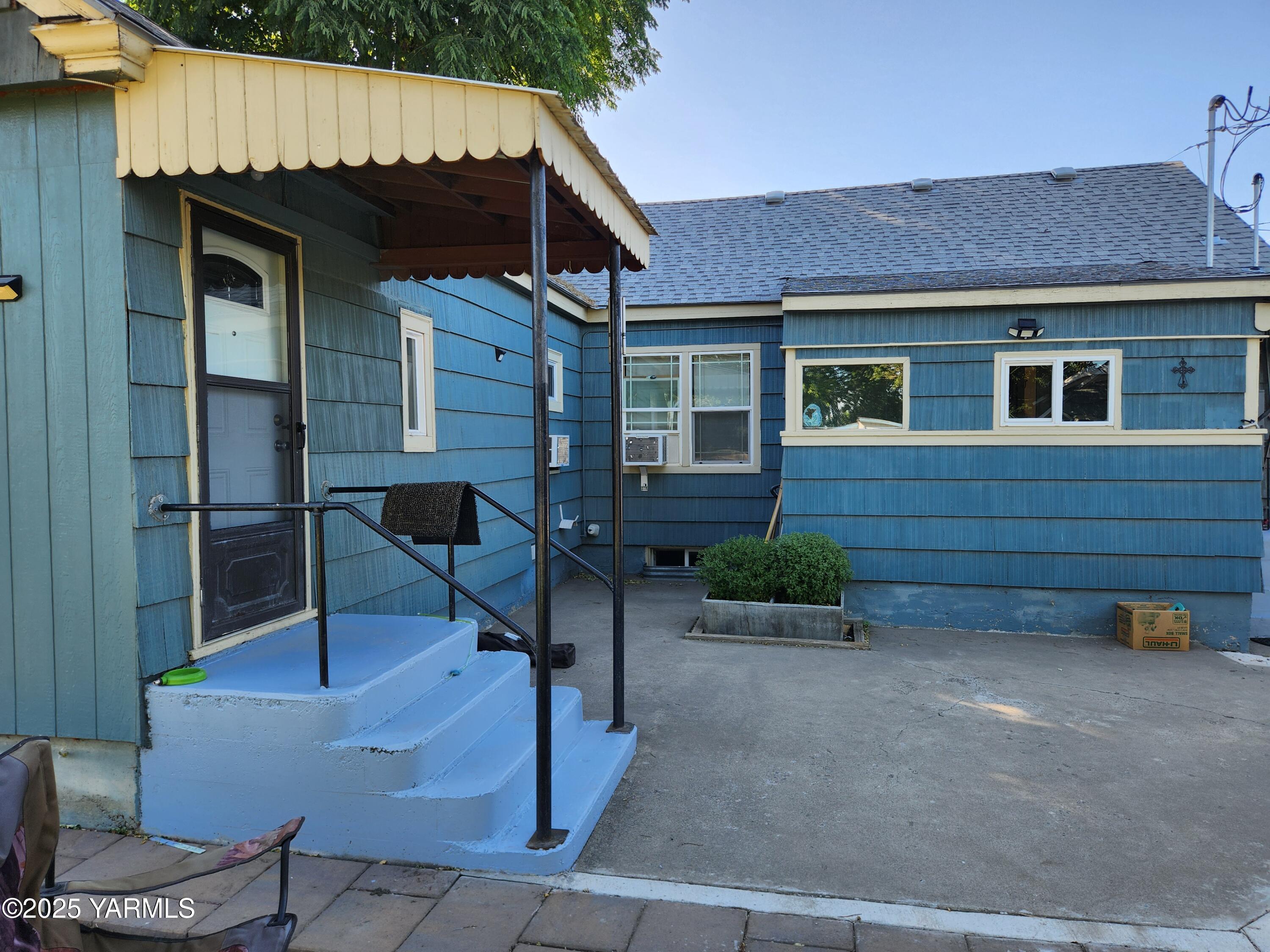 10 South Date Street Toppenish, WA 98948 - Photo 4 of 37 a front view of a house with a yard