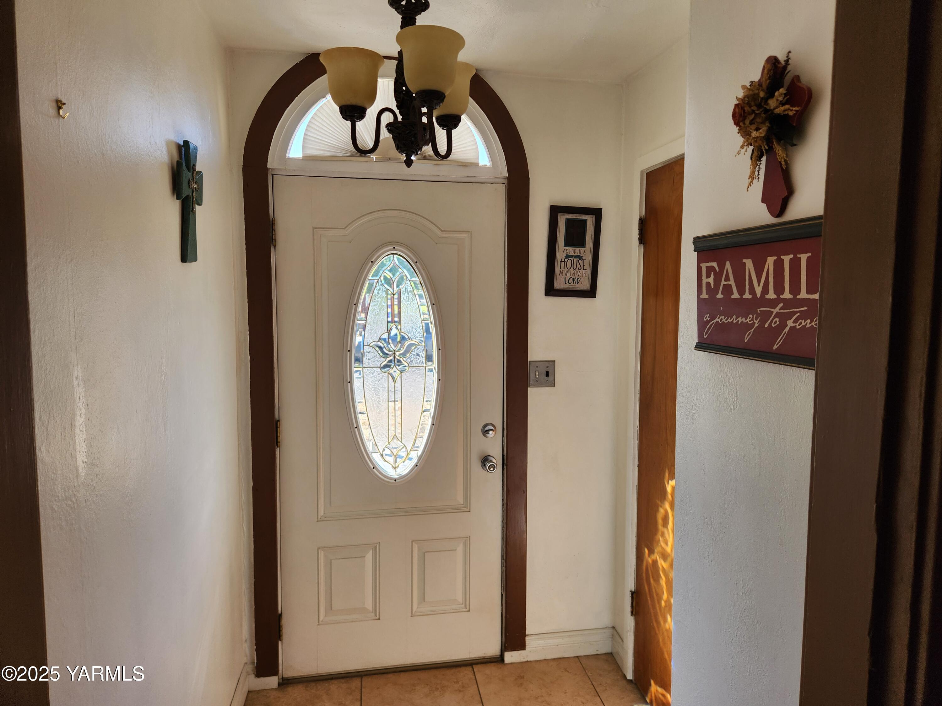 10 South Date Street Toppenish, WA 98948 - Photo 7 of 37 a view of living room