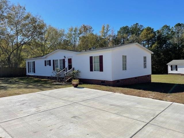 6640 Muscat Road Hope Mills, NC 28348 - Photo 7 of 22 a front view of a house with a yard and garage