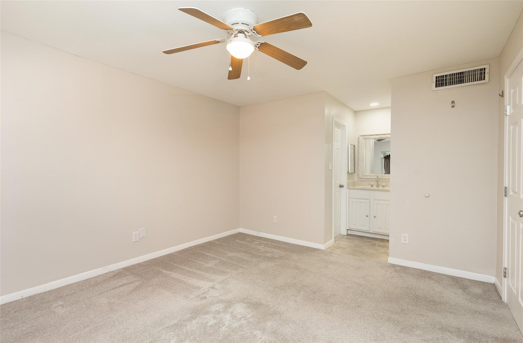 16120 Stuebner Airline Road, Unit 501 Spring, TX 77379 - Photo 17 of 23 an empty room with closet and a ceiling fan
