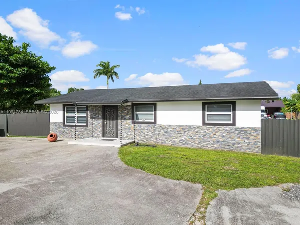 $1,000,000 | 15305 Southwest 209th Avenue, Miami, FL 33187