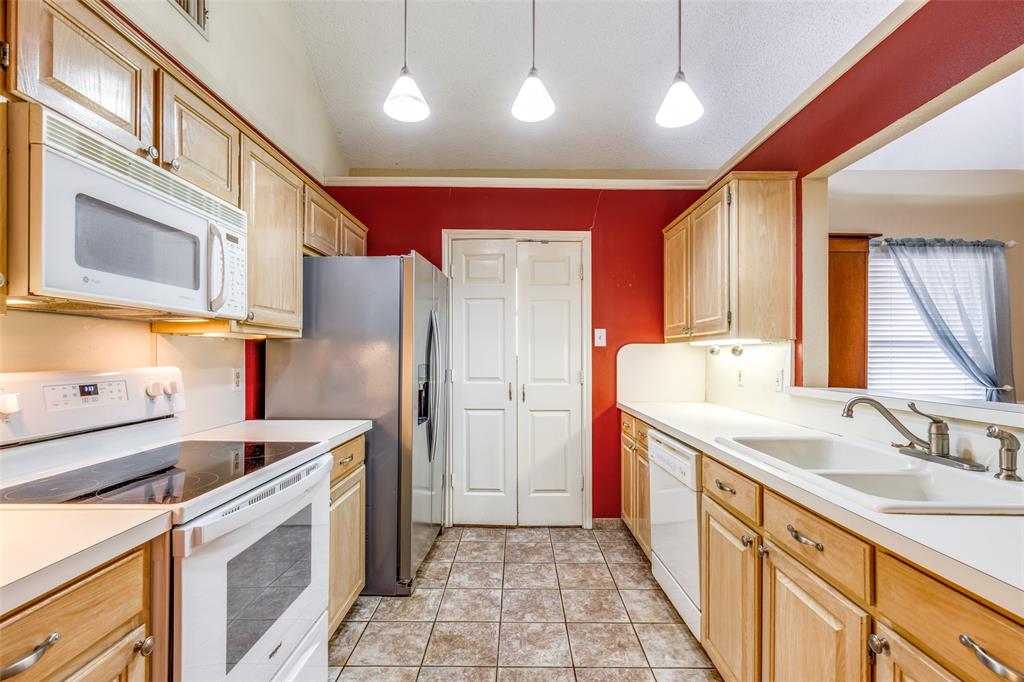 1527 Ranchview Lane Carrollton, TX 75007 - Photo 11 of 25