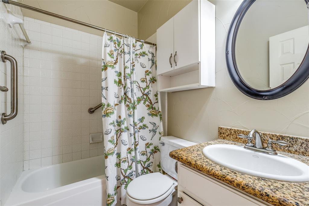 1527 Ranchview Lane Carrollton, TX 75007 - Photo 17 of 25 secondary bathroom between two front bedrooms