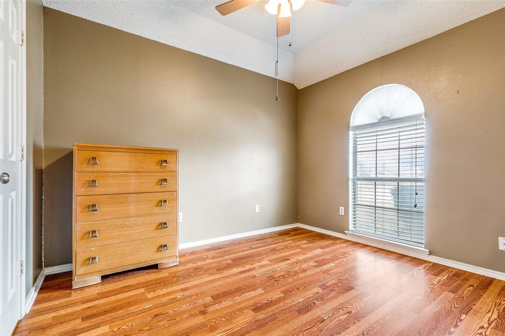 1527 Ranchview Lane Carrollton, TX 75007 - Photo 18 of 25 Guest bedroom