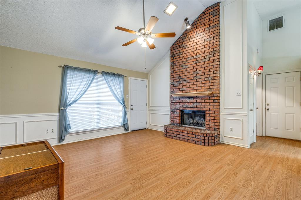 1527 Ranchview Lane Carrollton, TX 75007 - Photo 3 of 25 Vaulted ceilings