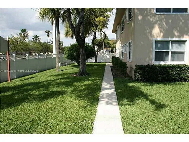 a view of back yard of the house