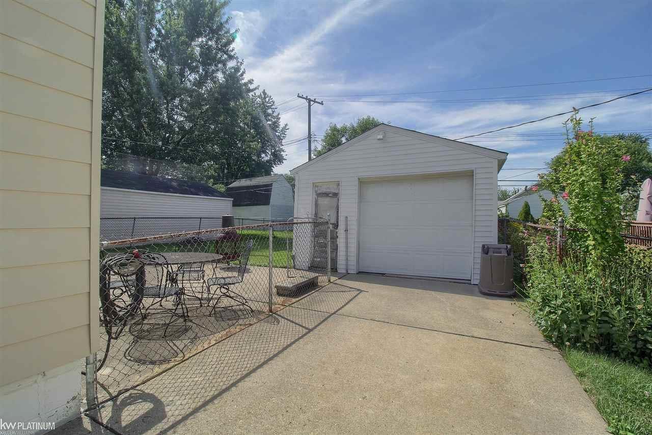 21781 Rausch Avenue Eastpointe, MI 48021 - Photo 22 of 25 50023164-24.JPG