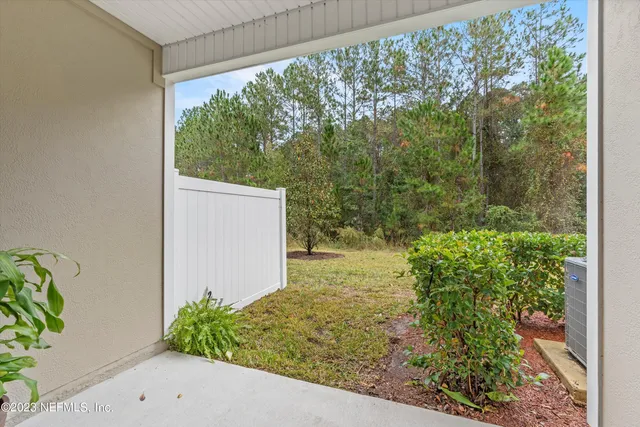 a view of a backyard