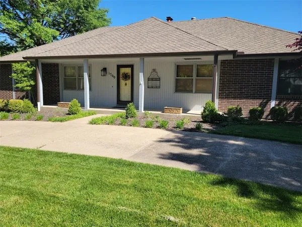 $389,000 | 1700 Twin Oaks Drive, Harrisonville, MO 64701