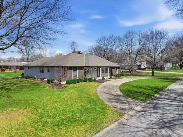 $389,000 | 1700 Twin Oaks Drive, Harrisonville, MO 64701