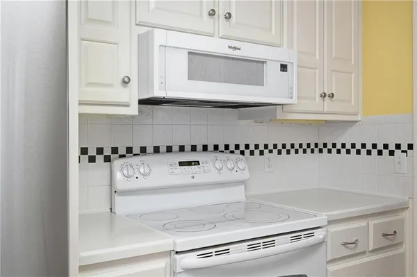 $389,000 | 1700 Twin Oaks Drive, Harrisonville, MO 64701