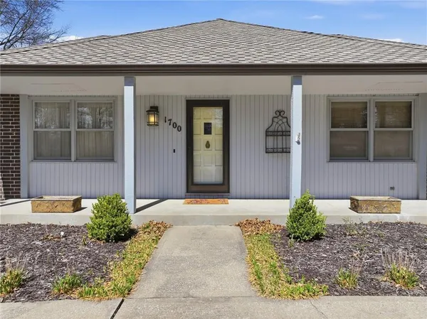 $389,000 | 1700 Twin Oaks Drive, Harrisonville, MO 64701