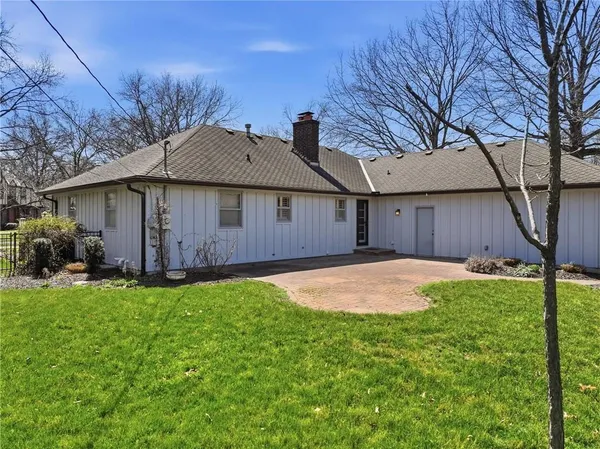 $389,000 | 1700 Twin Oaks Drive, Harrisonville, MO 64701