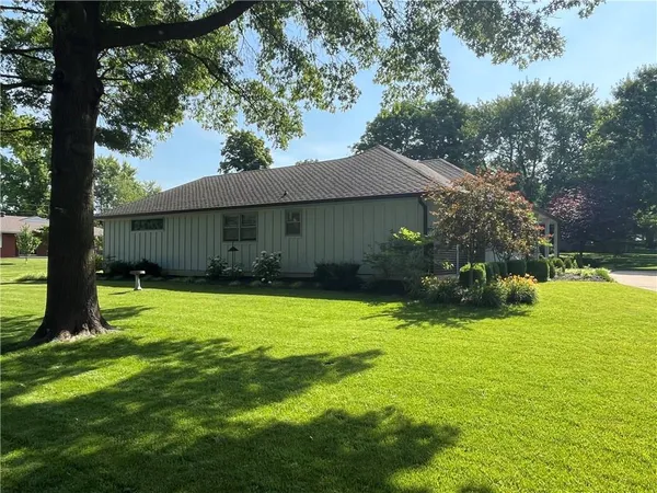 $389,000 | 1700 Twin Oaks Drive, Harrisonville, MO 64701