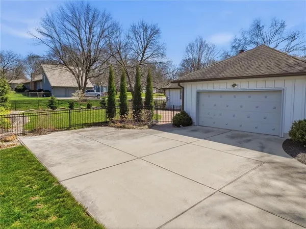 $389,000 | 1700 Twin Oaks Drive, Harrisonville, MO 64701