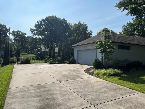 $389,000 | 1700 Twin Oaks Drive, Harrisonville, MO 64701