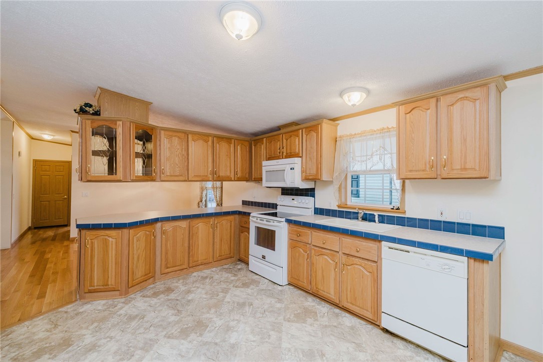 18 Mockingbird Lane Tiverton, RI 02878 - Photo 7 of 32