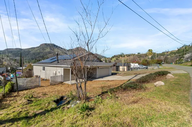a view of a house with a yard