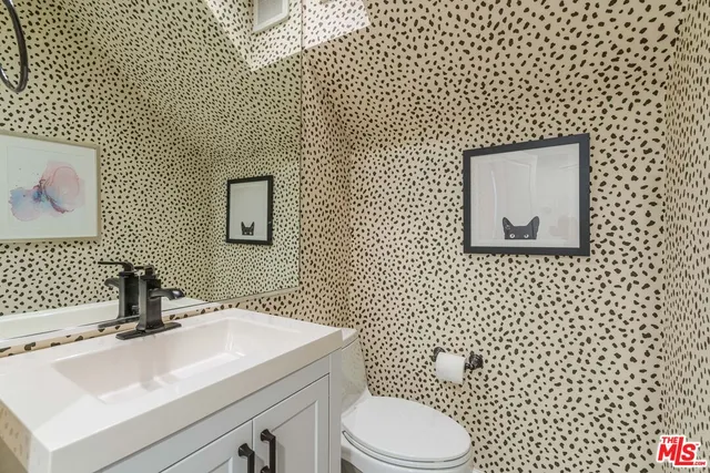 $1,200,000 | 520 South Barrington Avenue, Unit 117, Los Angeles, CA 90049