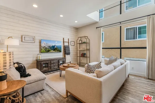 $1,200,000 | 520 South Barrington Avenue, Unit 117, Los Angeles, CA 90049