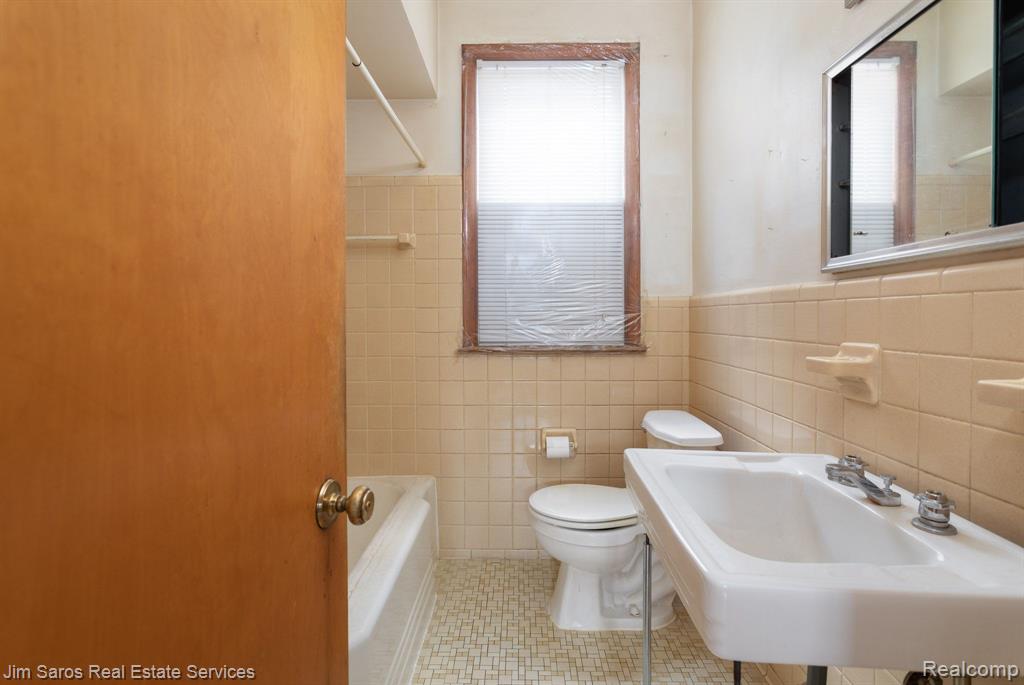 1471 Wayburn Street Grosse Pointe, MI 48230 - Photo 7 of 15