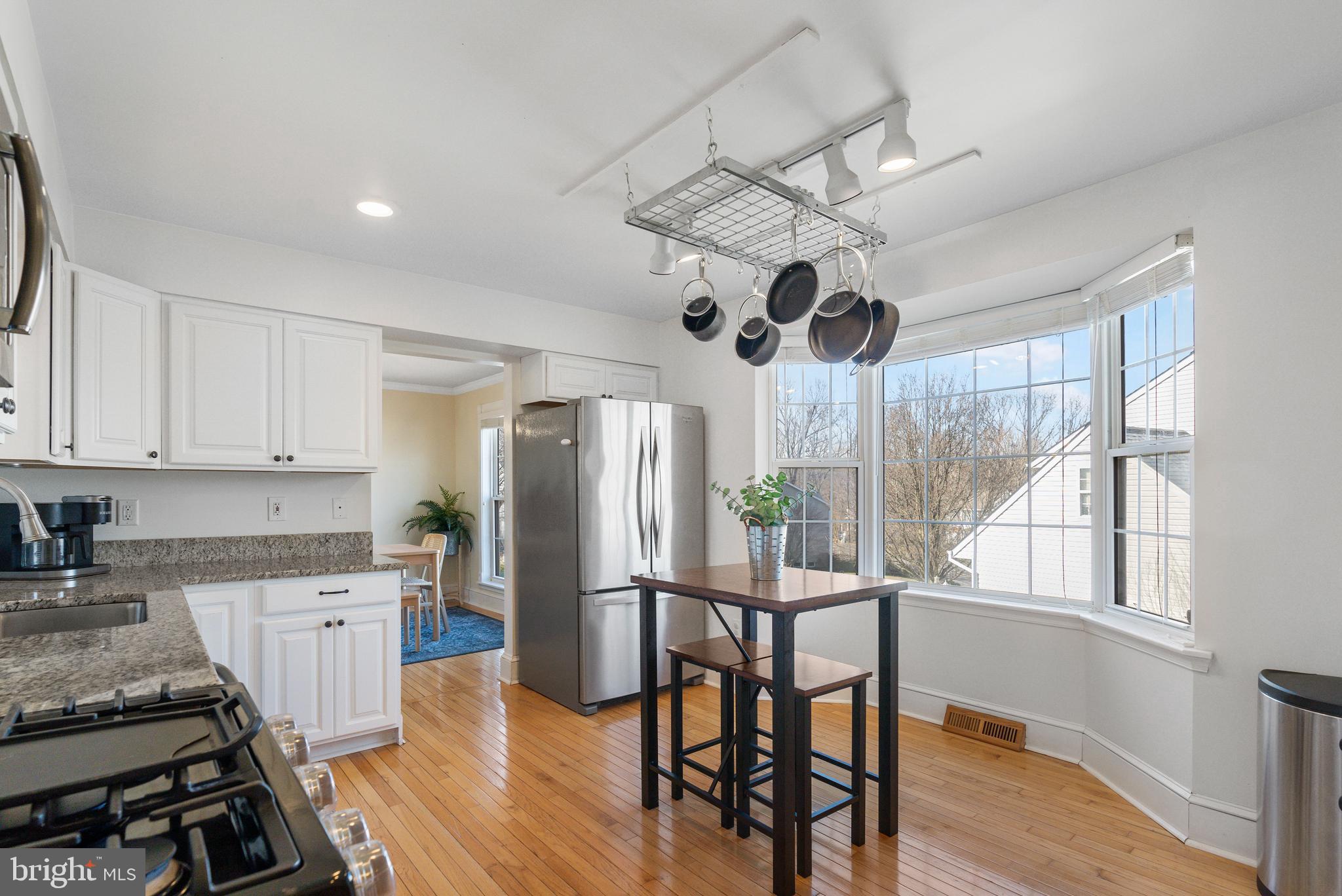 6598 Allen Road Sykesville, MD 21784 - Photo 9 of 46 Bright Modern Eat-In Kitchen