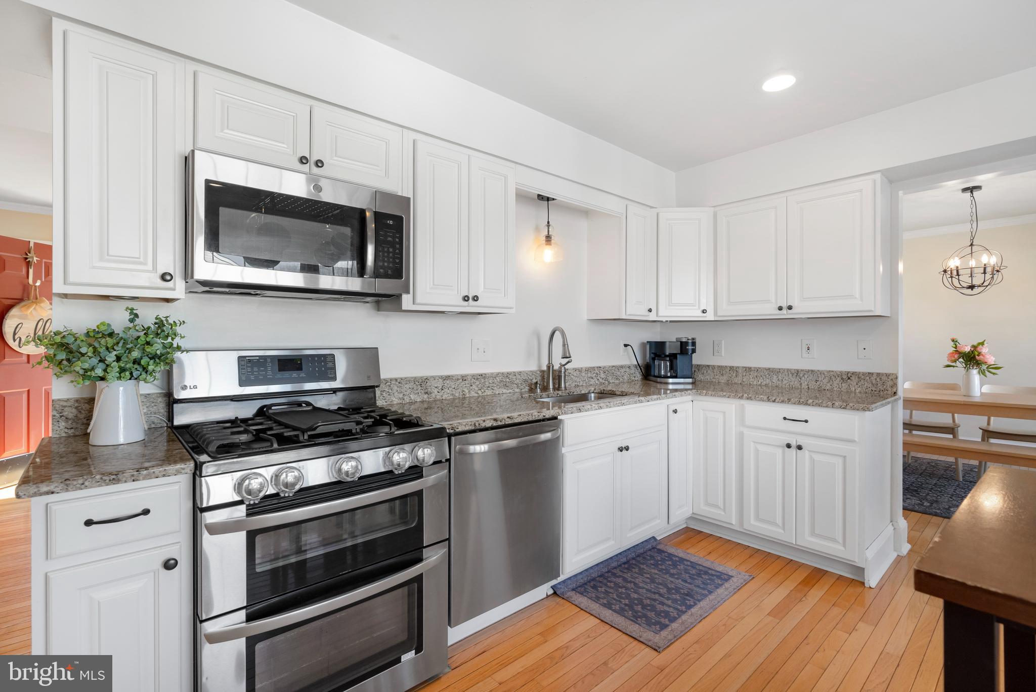 6598 Allen Road Sykesville, MD 21784 - Photo 10 of 46 Double Oven with 5 Burner Gas Stove