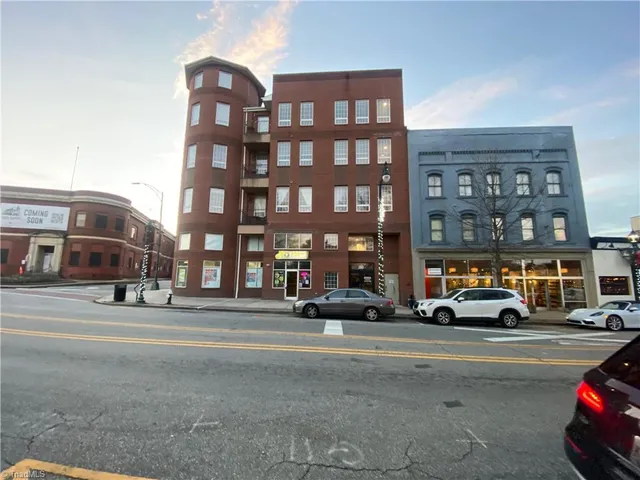 $1,350 | 360 South Elm Street, Unit 209, Greensboro, NC 27401