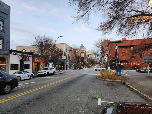 $1,350 | 360 South Elm Street, Unit 209, Greensboro, NC 27401