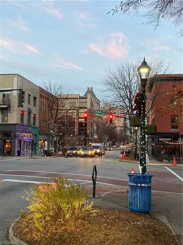 $1,350 | 360 South Elm Street, Unit 209, Greensboro, NC 27401