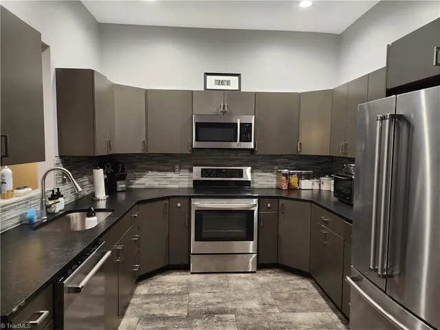 $1,350 | 360 South Elm Street, Unit 209, Greensboro, NC 27401