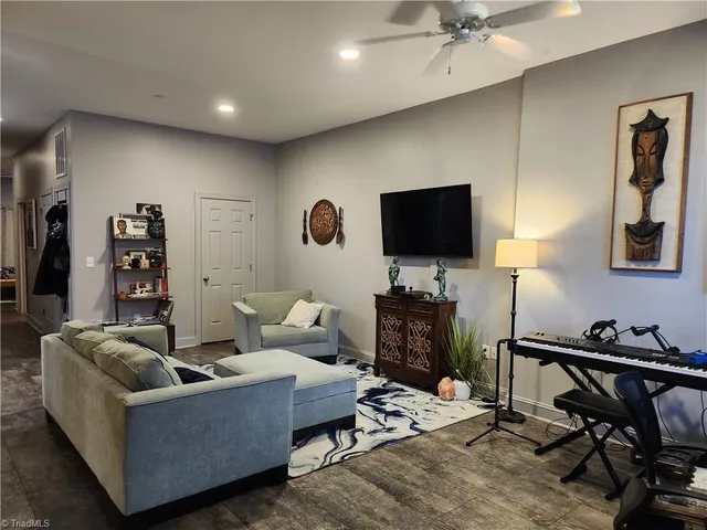 $1,350 | 360 South Elm Street, Unit 209, Greensboro, NC 27401