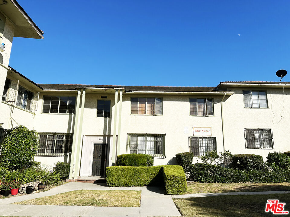 4062 Muirfield Road South, Unit C Los Angeles, CA 90008 - Photo 14 of 16 a view of a house with a swimming pool