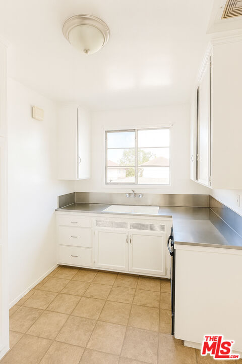 4062 Muirfield Road South, Unit C Los Angeles, CA 90008 - Photo 6 of 16 a kitchen with a sink cabinets and window