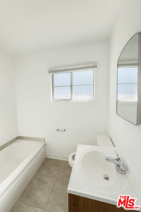4062 Muirfield Road South, Unit C Los Angeles, CA 90008 - Photo 8 of 16 a bathroom with a bathtub and a sink
