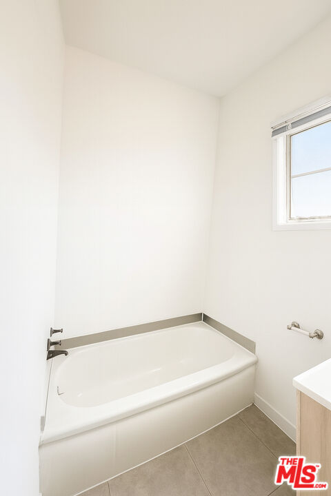 4062 Muirfield Road South, Unit C Los Angeles, CA 90008 - Photo 9 of 16 a bathroom with a bathtub