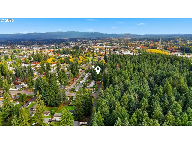 a black and white photo of a building