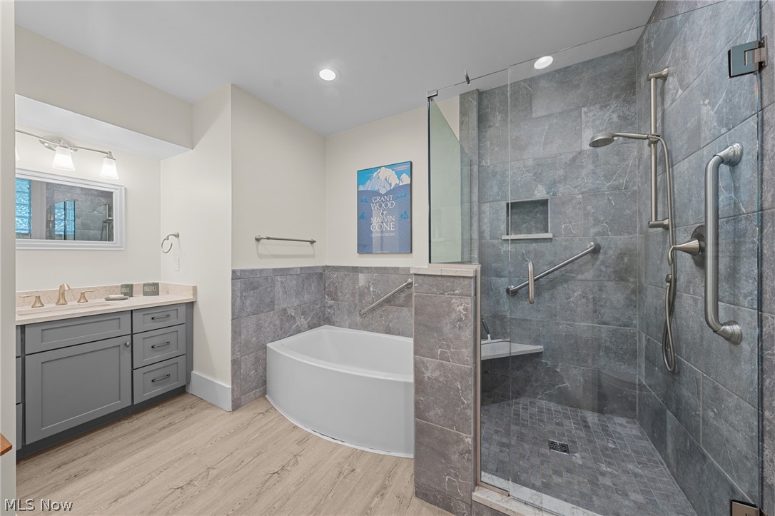 12546 Cedar Road, Unit 4 Cleveland Heights, OH 44106 - Photo 8 of 43 Spacious bedroom suite with walk-in closet and glamour bathroom renovated to perfection