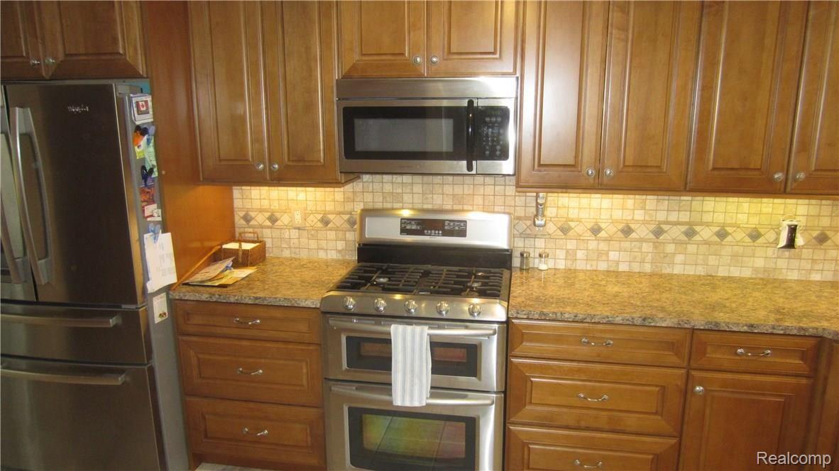 36050 Paddleford Road Farmington, MI 48331 - Photo 11 of 40 IMG_4850.JPG