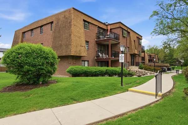 $339,900 | 385 Duane Street, Unit 304, Glen Ellyn, IL 60137