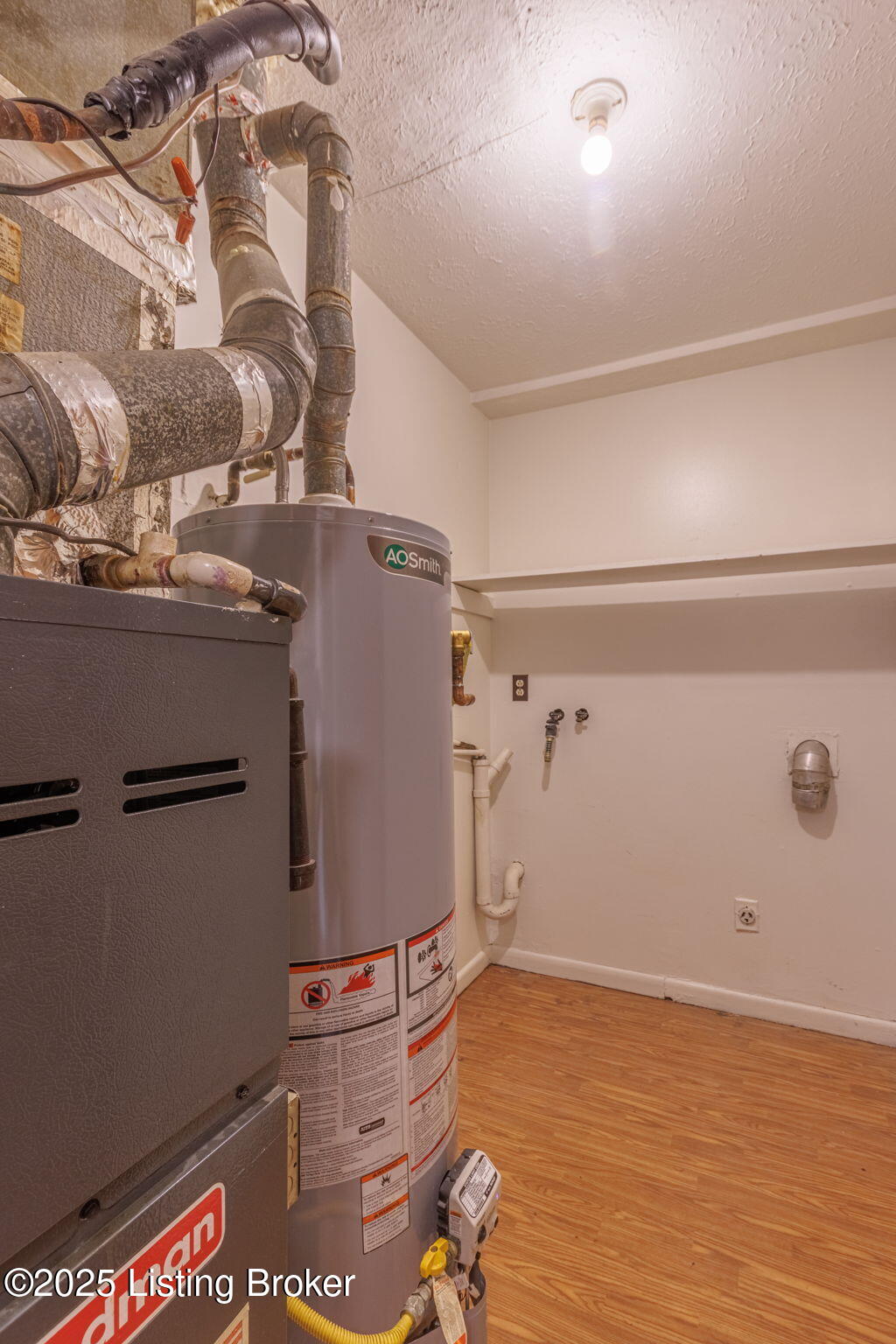 3000 Fordhaven Road Louisville, KY 40214 - Photo 12 of 35 12-web-or-mls-696A7556-HDR