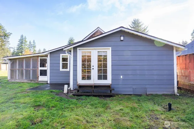a view of front of a house with a yard