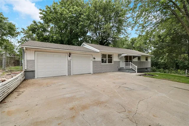 $205,000 | 2700 Englewood Terrace, Independence, MO 64052