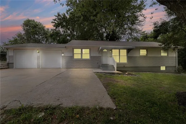 $205,000 | 2700 Englewood Terrace, Independence, MO 64052