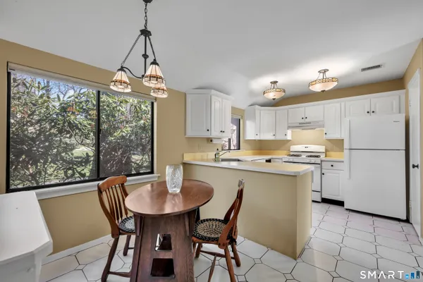 $314,900 | 14 Canterbury Lane, Unit 14, Avon, CT 06001