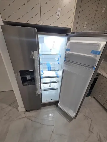 en empty room with windows and ceiling fan