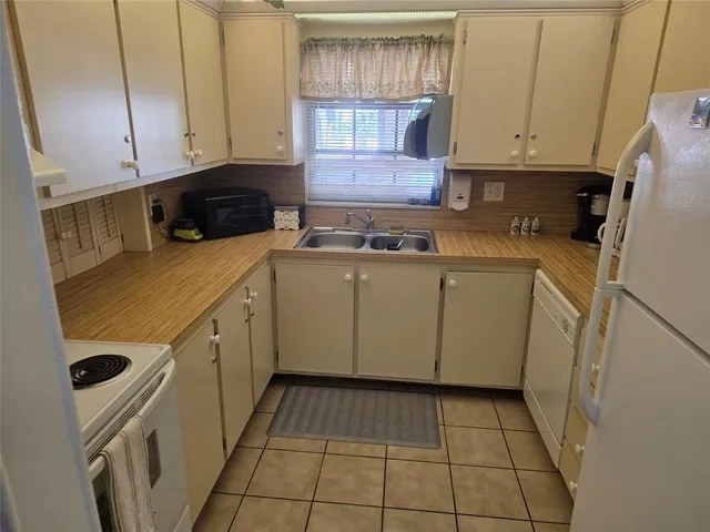 $2,000 | 251 South Cypress Road, Unit 101, Pompano Beach, FL 33060