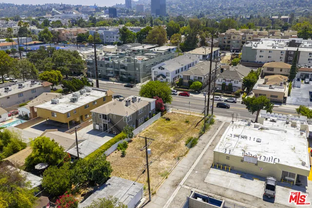 a view of yard and mountain
