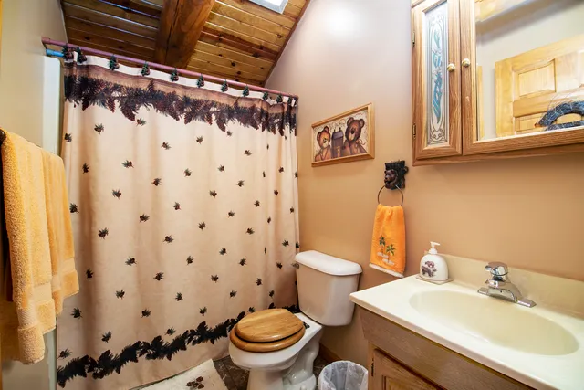 a view of house with backyard entertaining space