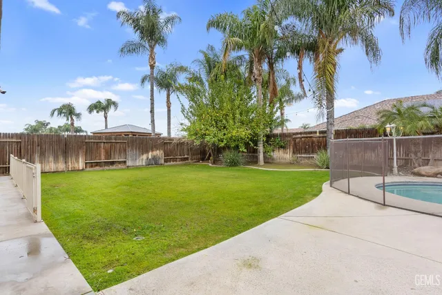 a view of a house with a backyard